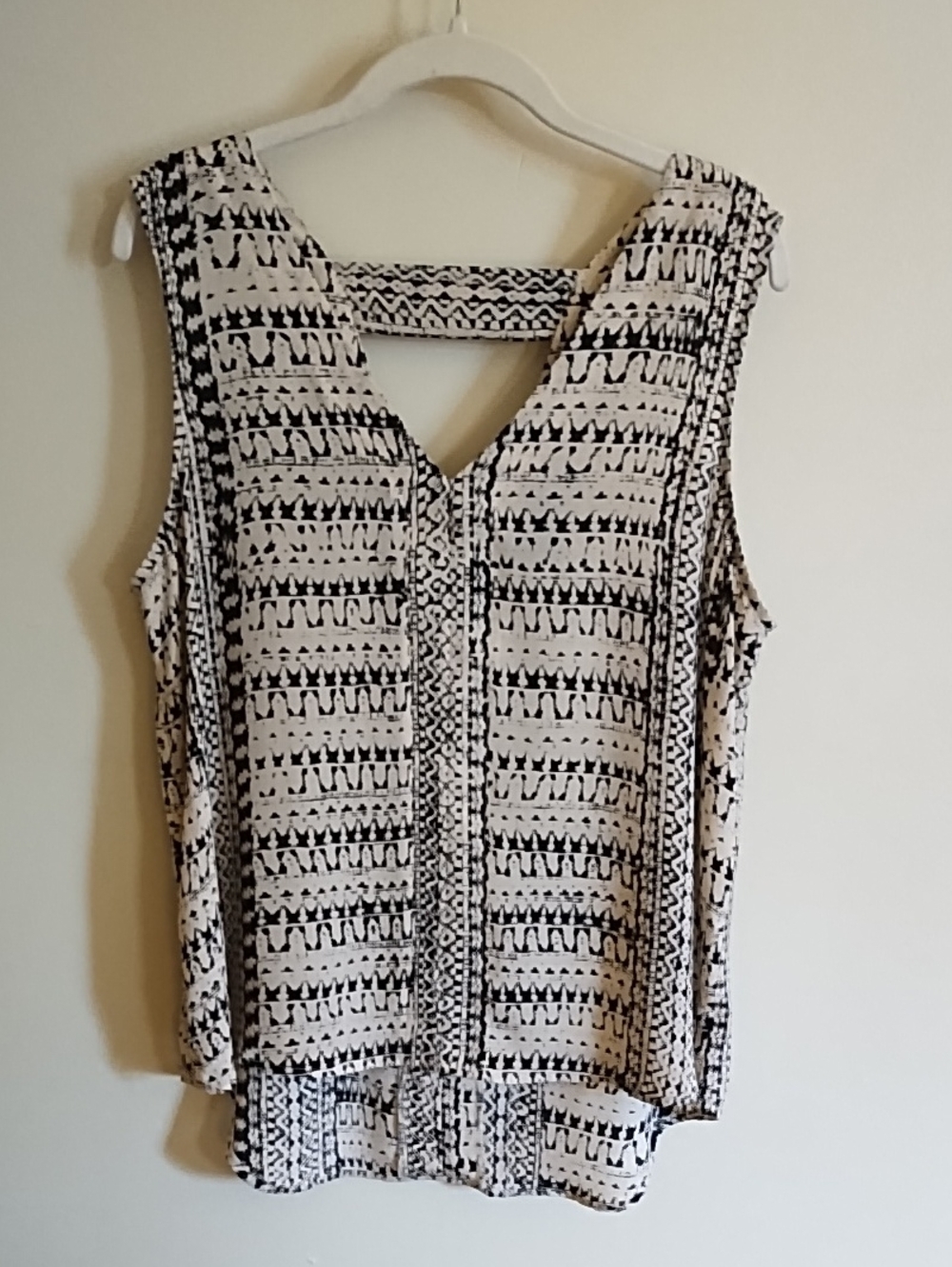 BLACK & CREAM SLEEVELESS PRINT BLOUSE, V FRONT & BACK Sz L